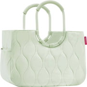 Hellgrüne, gesteppte Shopper-Tasche mit zwei Tragegriffen und rotem seitlichem Logo-Label, freigestellt in frontaler Ansicht (leicht von oben).