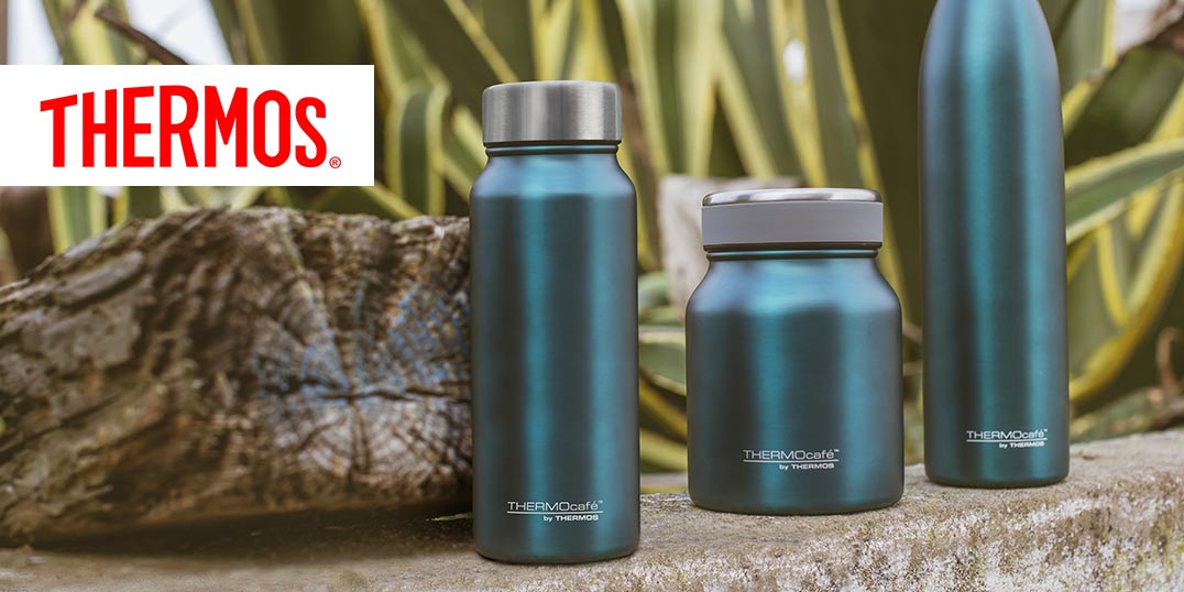 Drei blaue Thermosflaschen in verschiedenen Größen der Marke Thermos