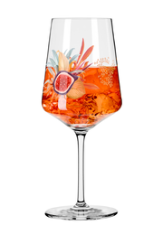 Weinglas mit tropischem Design und orangem Getränk, seitliche Perspektive