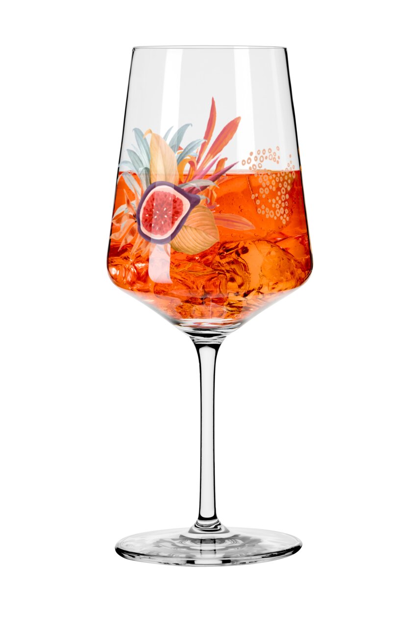 Weinglas mit tropischem Design und orangem Getränk, seitliche Perspektive