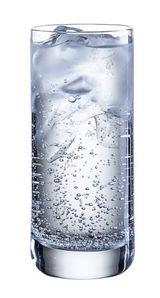 Ein hohes, schlankes Trinkglas mit kohlensäurehaltigem Wasser und Eiswürfeln, seitliche Perspektive.