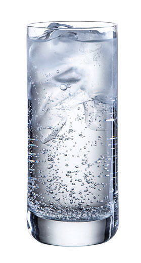 Ein hohes, schlankes Trinkglas mit kohlensäurehaltigem Wasser und Eiswürfeln, seitliche Perspektive.