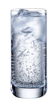 Ein hohes, schlankes Trinkglas mit kohlensäurehaltigem Wasser und Eiswürfeln, seitliche Perspektive.