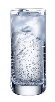 Ein hohes, schlankes Trinkglas mit kohlensäurehaltigem Wasser und Eiswürfeln, seitliche Perspektive.