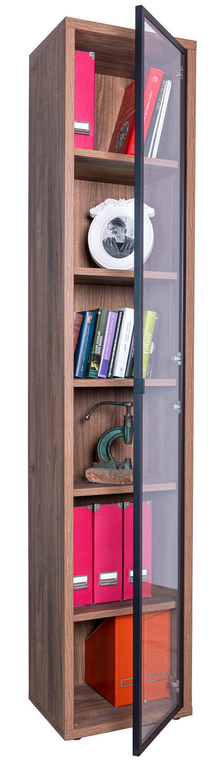 Schmales Regal mit Glastür, gefüllt mit Büchern, Ordnern und Dekorationen, aus einer leicht seitlichen Perspektive fotografiert.