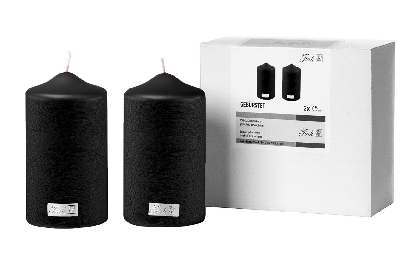Zwei schwarze, gebürstete Stumpenkerzen im 2er-Set, präsentiert vor der Verpackung, frontalansicht.
