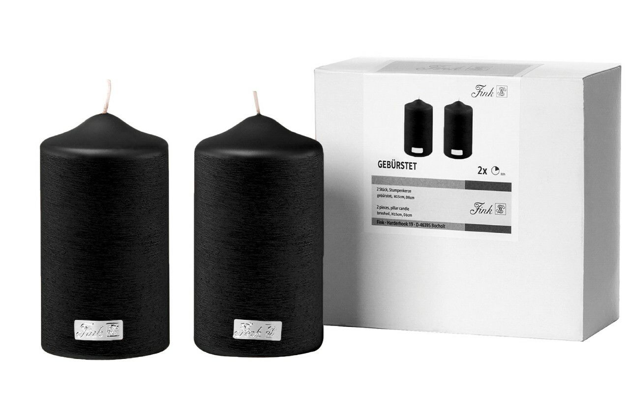Fink Kerzen 15cm 2er-Set Zwei schwarze, gebürstete Stumpenkerzen im 2er-Set, präsentiert vor der Verpackung, frontalansicht.
