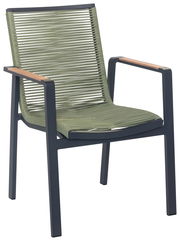 Moderner Stapelsessel mit grünem Seilgeflecht und schwarzen Metallrahmen, seitliche Perspektive