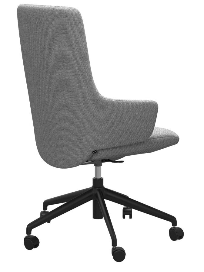 Rückansicht eines modernen Home Office Sessels mit Stoffbezug und schwarzen Rollen.