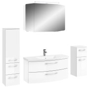 Moderne Badkombination in Weiß mit Spiegelschrank, Waschbeckenunterschrank und zwei Hochschränken, frontal betrachtet.