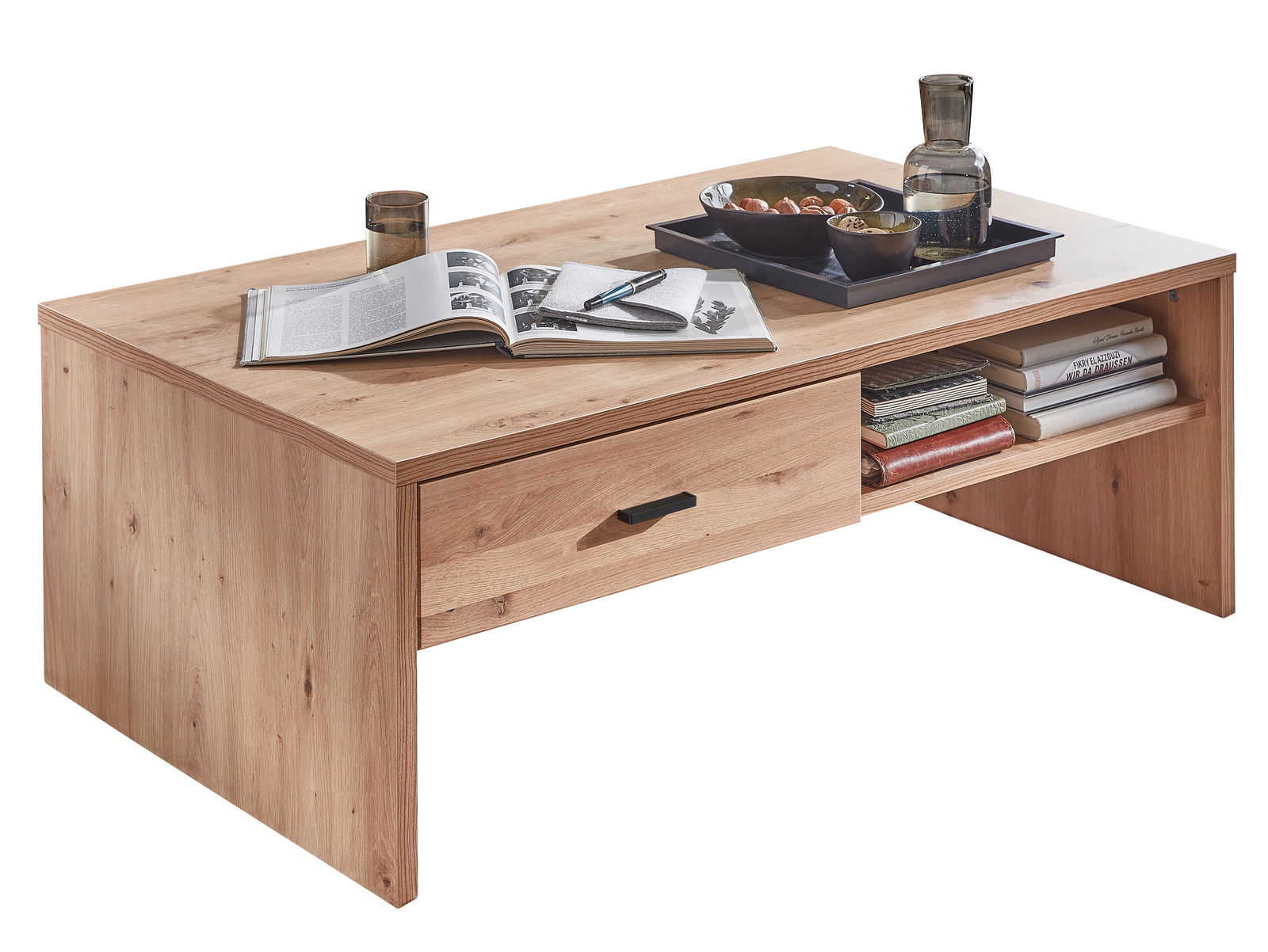 Holz-Couchtisch mit Schublade und Ablage, seitliche Perspektive, dekoriert mit Büchern, Karaffe und Schalen.