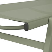 Nahaufnahme einer grünen Sonnenliege mit modernem Design, seitliche Perspektive