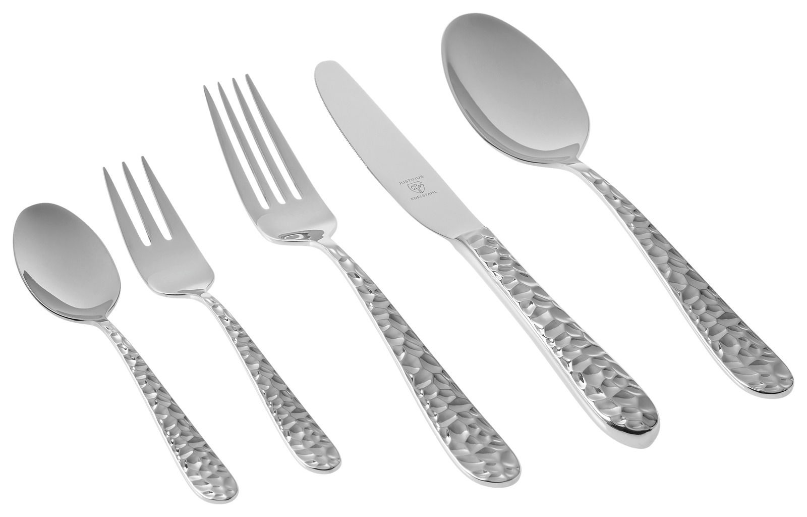 Set aus Edelstahlbesteck mit gehämmertem Griff, bestehend aus Messer, Gabel, Löffel, Dessertgabel und Teelöffel, in seitlicher Perspektive.