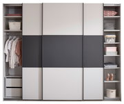 Frontansicht eines modernen Schwebetürenschranks in Weiß und Anthrazit mit drei Schiebetüren; links Kleiderstange und Schubladen, rechts Regalfächer mit Aufbewahrungsboxen, Wäsche und Schuhen