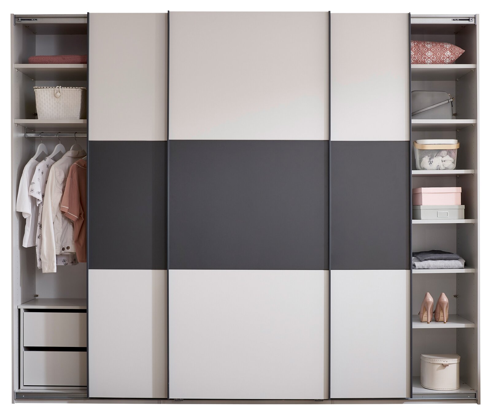 Frontansicht eines modernen Schwebetürenschranks in Weiß und Anthrazit mit drei Schiebetüren; links Kleiderstange und Schubladen, rechts Regalfächer mit Aufbewahrungsboxen, Wäsche und Schuhen
