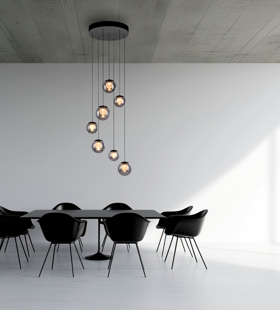 Moderne LED-Pendelleuchte mit sieben kugelförmigen Lampen, hängend von der Decke über einem eleganten Esstisch mit schwarzen Stühlen, seitliche Perspektive.