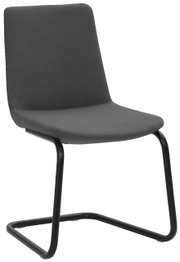 Moderne bezoekersdraaistoel in zijaanzicht met een zwart metalen frame en grijze bekleding.