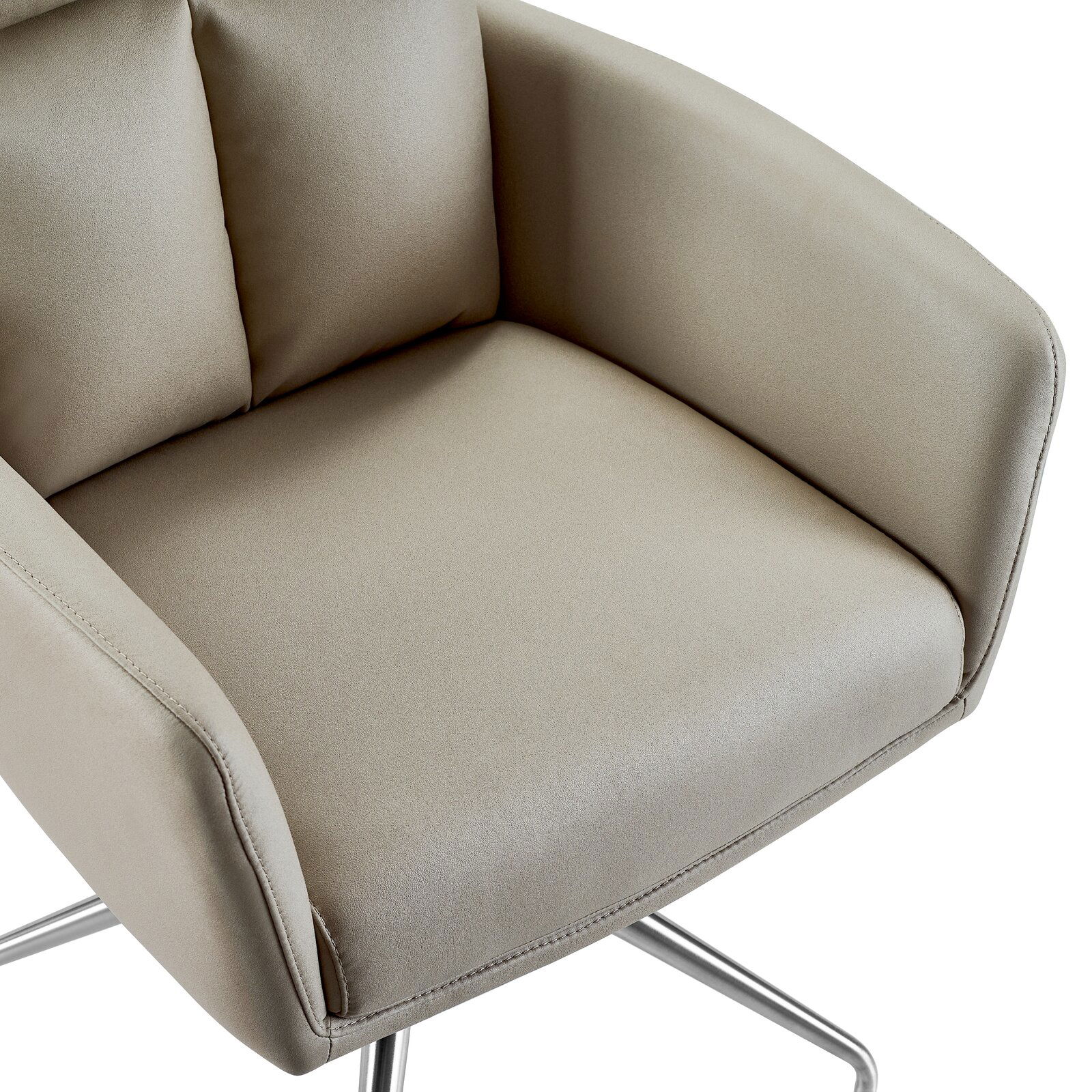 Nahaufnahme eines beigen Armlehnstuhls mit Metallbeinen, von oben betrachtet.