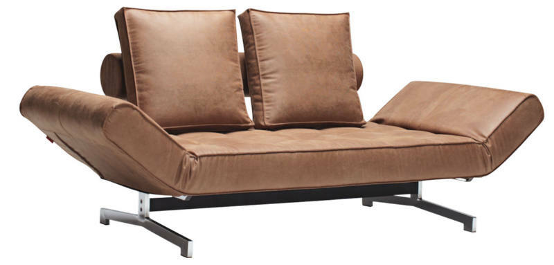 Braunes Funktionssofa GHIA von Innovation mit verstellbaren Armlehnen und zwei großen Kissen, seitliche Perspektive