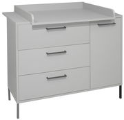 Weiße Wickelkommode mit drei Schubladen und einer Tür, seitliche Perspektive