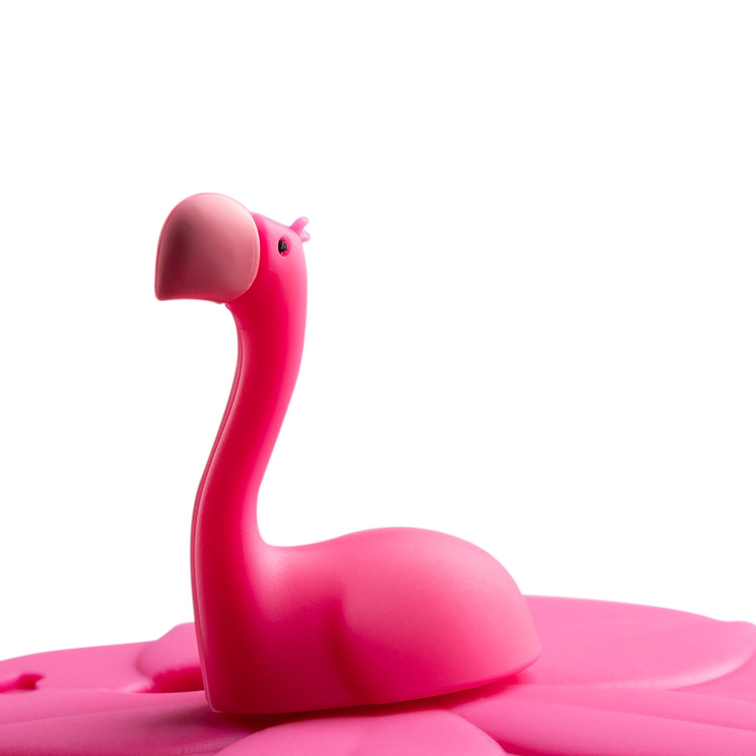 Nahaufnahme eines pinken Flamingo-Kindertrinksets aus Kunststoff, seitliche Perspektive