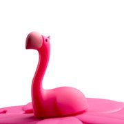 Nahaufnahme eines pinken Flamingo-Kindertrinksets aus Kunststoff, seitliche Perspektive