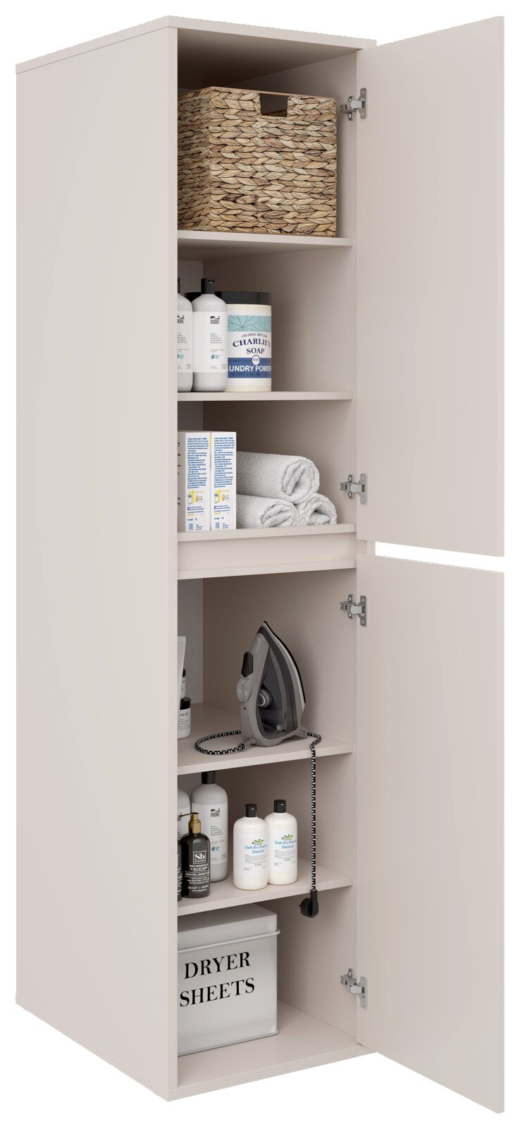 Hoher, schmaler Aufbewahrungsschrank in Beige mit geöffneten Türen und mehreren Regalböden, gefüllt mit Korb, Pflegeprodukten, Handtüchern, Bügeleisen und Box; perspektivische Frontansicht leicht von rechts.