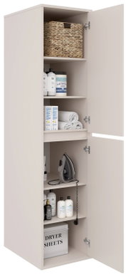 Hoher, schmaler Aufbewahrungsschrank in Beige mit geöffneten Türen und mehreren Regalböden, gefüllt mit Korb, Pflegeprodukten, Handtüchern, Bügeleisen und Box; perspektivische Frontansicht leicht von rechts.