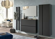 Moderne Garderobeneinrichtung mit Hängeschuhschrank, Spiegel und Garderobenpaneel in einer stilvollen Wohnumgebung, seitliche Perspektive.