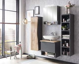 Moderner Waschbeckenunterschrank in einem stilvollen Badezimmer, frontal betrachtet, mit Holz- und dunklen Akzenten, umgeben von dekorativen Elementen.