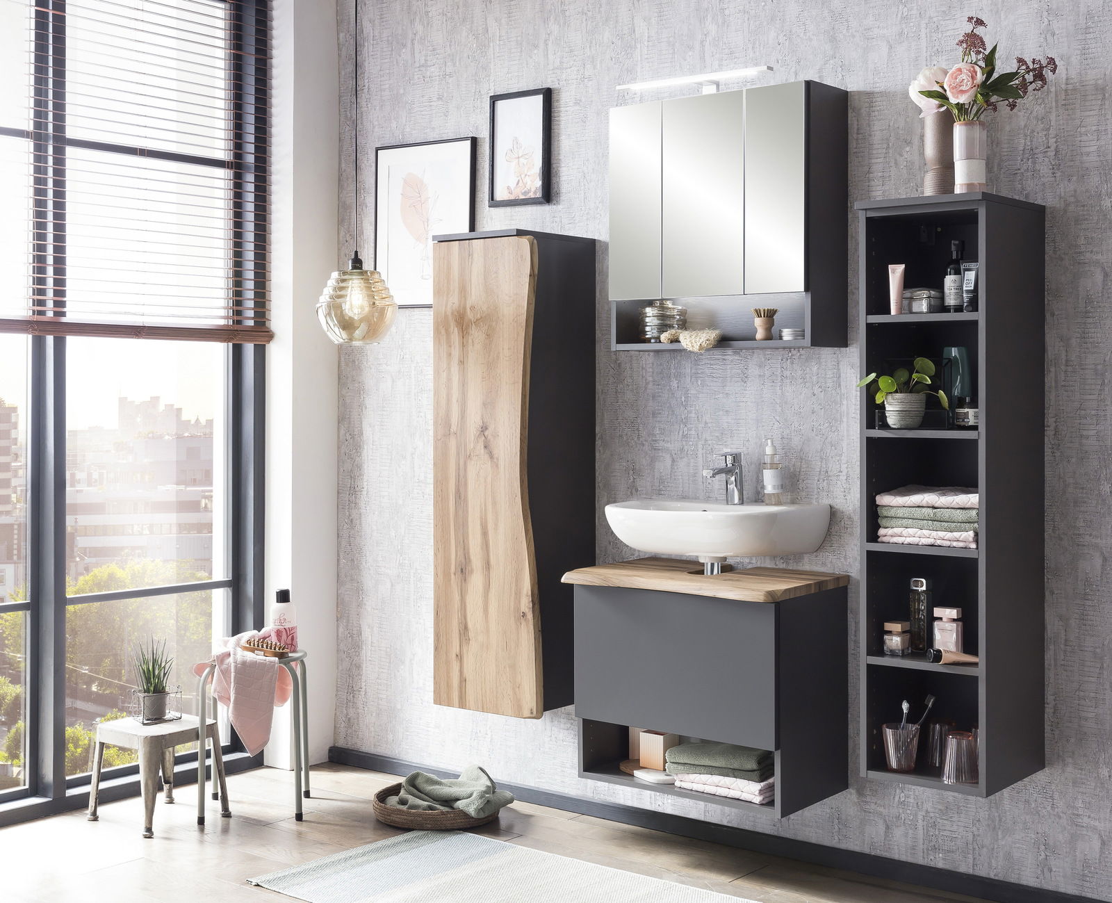 Moderner Waschbeckenunterschrank in einem stilvollen Badezimmer, frontal betrachtet, mit Holz- und dunklen Akzenten, umgeben von dekorativen Elementen.