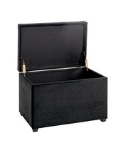 Offene schwarze Aufbewahrungsbox mit Klappdeckel und goldfarbenen Scharnieren, freigestellt auf weißem Hintergrund, in schräger Frontansicht von oben