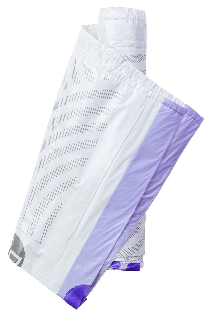 Rolle von weißen Müllbeuteln mit lila Streifen, aus seitlicher Perspektive fotografiert