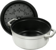 Runde weiße Bräter Cocotte 28cm mit schwarzer Innenbeschichtung, Deckel im Hintergrund, Perspektive von schräg oben