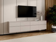 Modernes, schwebendes TV-Lowboard in Greige/Beige mit glatten Fronten und sechs Klappen, an der Wand montiert unter einem Flachbild-TV; Perspektive: frontale Ansicht mit leichter Rechtsansicht.