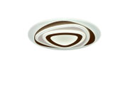 Moderne, flache LED-Deckenleuchte in Weiß mit mehrlagigem, ovalem Ring-Design und warmbraunen Akzenten, Ansicht schräg von unten (Untersicht) vor weißem Hintergrund