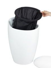 Weißer Badhocker Candy mit abnehmbarem Deckel und herausnehmbarem schwarzen Wäschesack, seitliche Perspektive