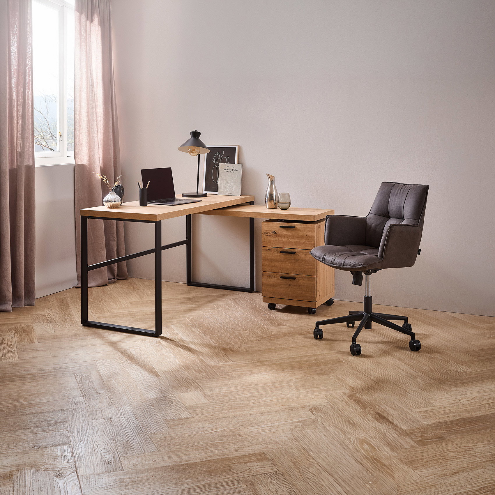 Moderner Eckschreibtisch aus Holz mit Rollcontainer und gepolstertem Bürostuhl im minimalistischen Homeoffice.