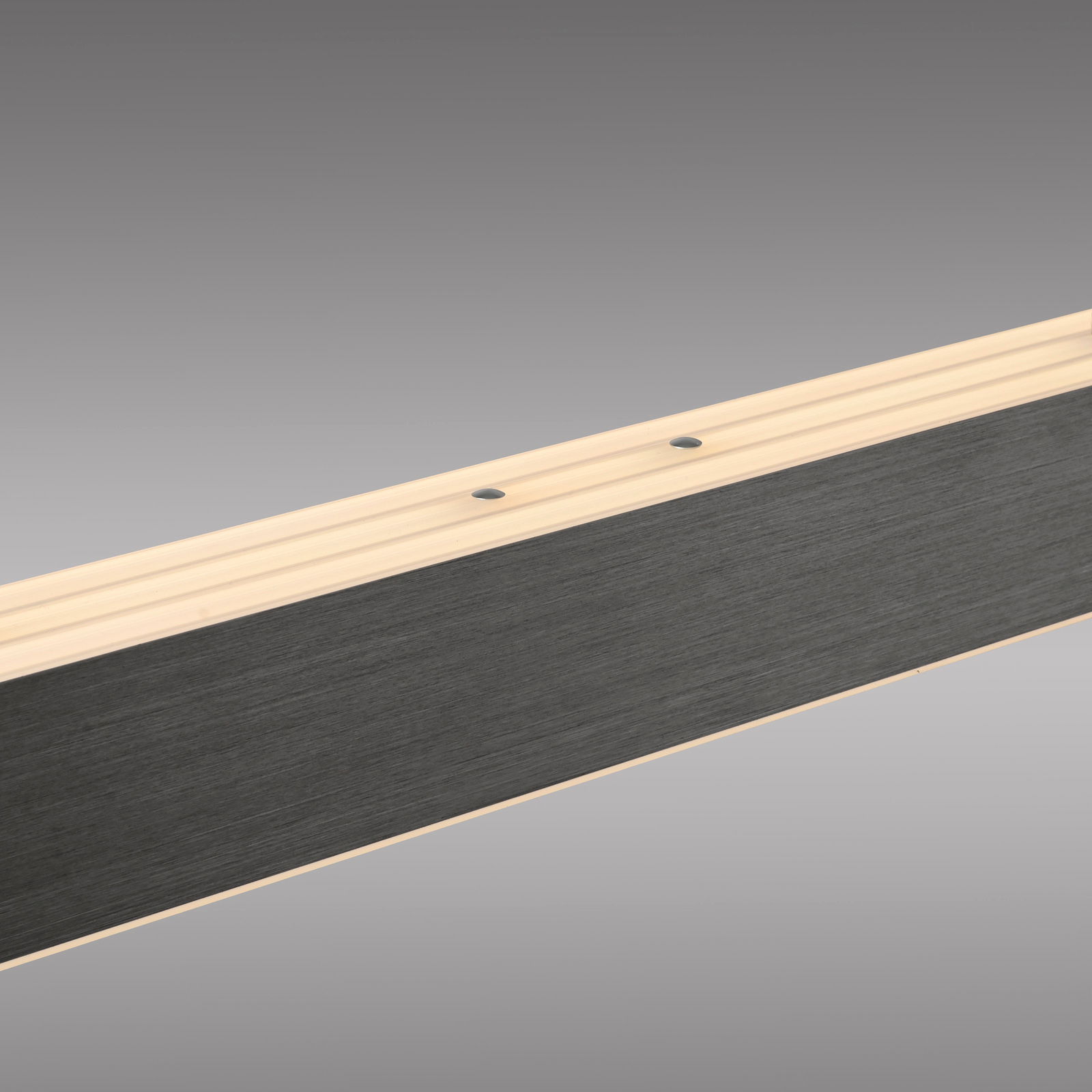 Nahaufnahme der Pendelleuchte ADRIANA ROUND von Paul Neuhaus, seitliche Perspektive