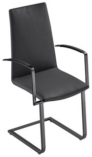 Moderner schwarzer Sessel mit Metallgestell und Armlehnen, seitliche Perspektive