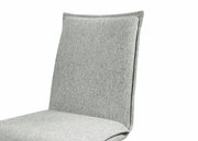 Grauer Stuhl mit gepolsterter Rückenlehne, seitliche Perspektive