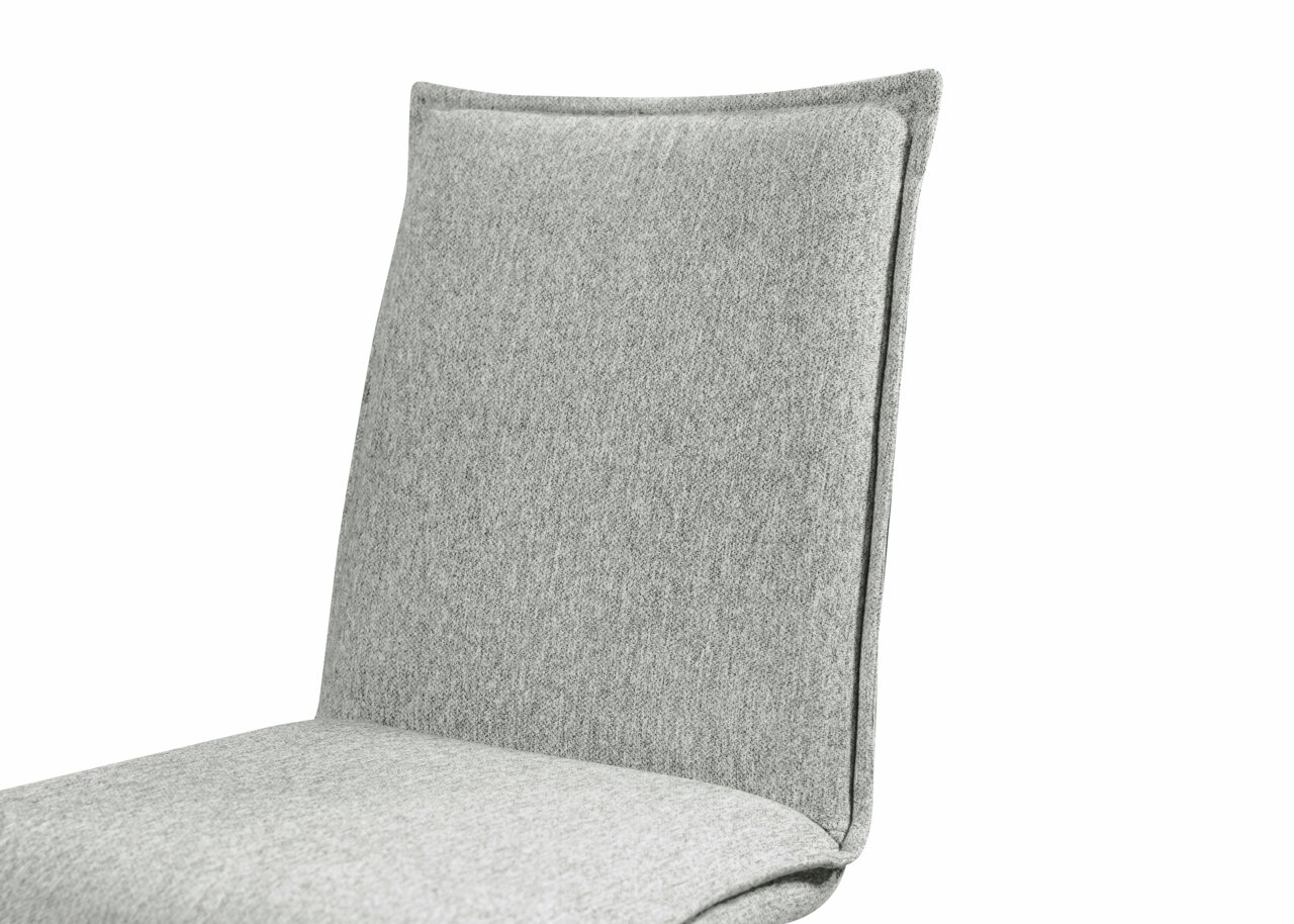 Grauer Stuhl mit gepolsterter Rückenlehne, seitliche Perspektive