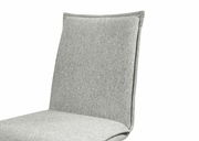 Grauer Stuhl mit gepolsterter Rückenlehne, seitliche Perspektive