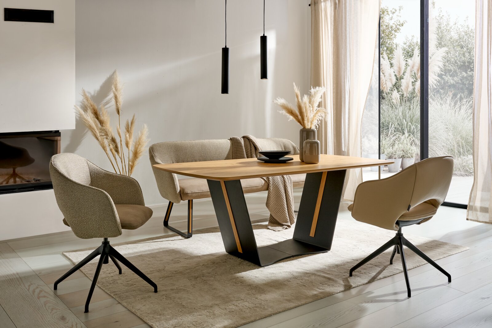 Moderner Esstisch mit Holzplatte und V-förmigem Metallgestell, umgeben von stilvollen Stühlen in einem hellen, eleganten Raum mit großen Fenstern. Perspektive: seitlich.