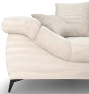Nahaufnahme eines cremefarbenen Cord-Sofas mit geripptem Bezug, gepolsterter Armlehne, zwei Kissen und schwarzen Metallfüßen, gezeigt aus seitlicher Perspektive (linke Sofaseite) vor weißem Hintergrund