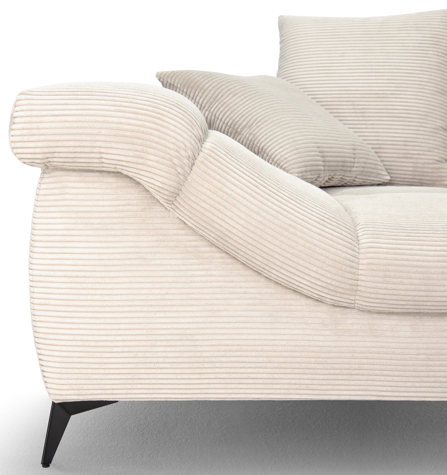 Nahaufnahme eines cremefarbenen Cord-Sofas mit geripptem Bezug, gepolsterter Armlehne, zwei Kissen und schwarzen Metallfüßen, gezeigt aus seitlicher Perspektive (linke Sofaseite) vor weißem Hintergrund