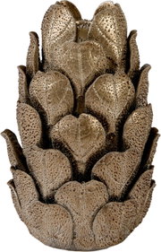 Close-up in vooraanzicht van een goudkleurige decoratieve waxinelichthouder in de vorm van een artisjok, met reliëfrijke bladeren.
