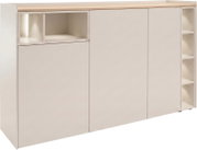 Modernes weißes Sideboard mit Schiebetüren, offenem Regalfach links und schmalem Regal rechts, frontale Ansicht mit leichter Perspektive von links