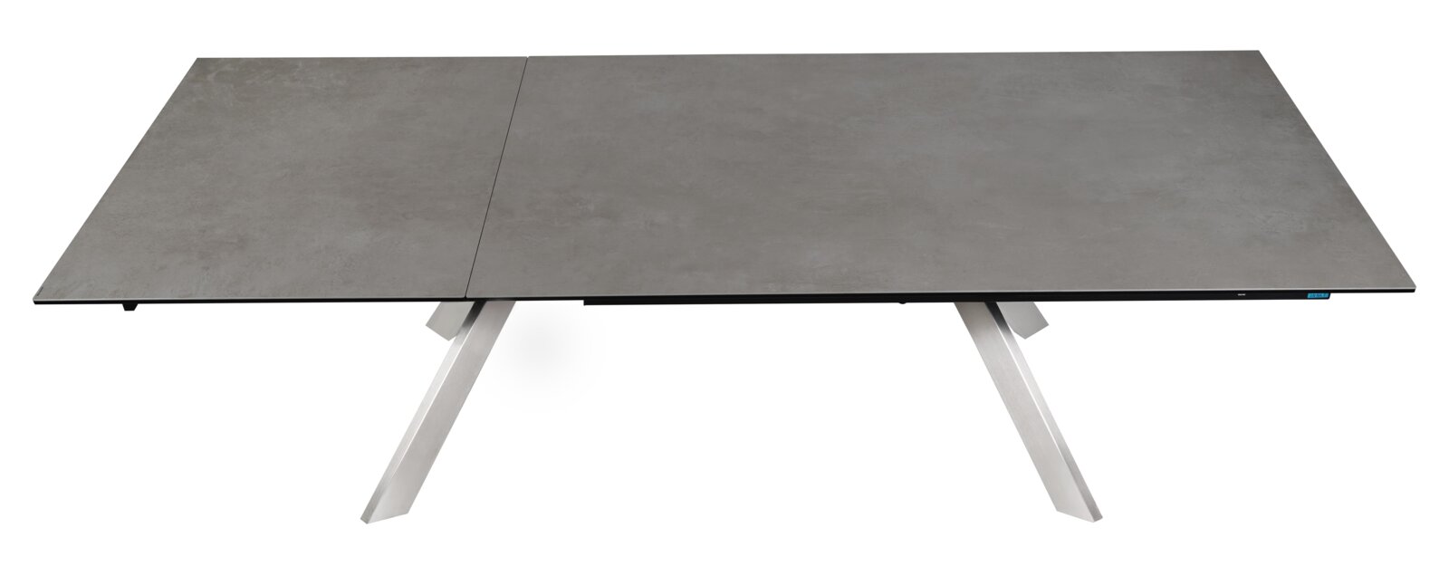 Moderne eettafel met grijs tafelblad en schuine metalen poten, gezien van bovenaf.