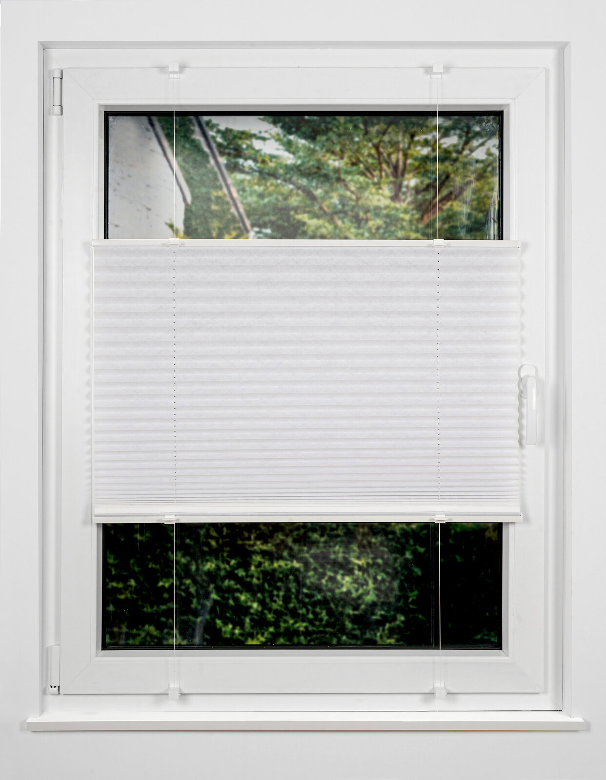 Plissee gefädelt 90x130cm in weiß an einem Fenster, von innen fotografiert